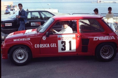 Jean-Pierre Manzagol - Jean-Louis Angelini
30º Tour de Corse - Rallye de France 1986. Renault 5 Turbo (394 EH 2B). Abandonó, desconocemos el motivo y en que especial.

Equipo Martini Lancia se retira de la prueba a causa del fatal accidente de Henri Toivonen y Sergio Cresto el di­a 02-05-1986.

Del 1 al 3 de Mayo, Ajaccio, Córcega, Francia.
Superficie: asfalto.

El Rally tenia un total de 1551.00 km de los que 1122.34 km divididos en 30 tramos eran especiales. (4 de ellos fueron cancelados. SS12 Figarella - Cardo de 15.75 Km, SS18 Corte - Taverna de 26.84 Km, SS19 Moltifao - Speloncato de 38.16 Km y SS20 Corbara - Calenzana de 23.69 Km. Los 3 últimos por el fatal accidente de Henri y Sergio).
Tomaron la salida 122 equipos, finalizaron 31.

En esta edición habí­an 5 tramos de 50 o mas Km cronometrados, SS7 Cozzano - Col de la Serra de 50.84, SS8 Muracciole - Abbazia de 50.00, SS10 Pont d'Altiani - Pont St Laurent de 56.01, SS14 Prunelli - San Pancrazio de 55.67 y SS17 Campe Militaire - Corte de 58.14. Uno de mas de 70 km, SS23 Saint Roch - Suaricchio de 78.19, y otro, el último, SS30 Liamone - Suaricchio de 83.16 Km.

Aquí dejo los kilómetros de cada uno de los 30 tramos del Rally:

1ª ETAPA (01-Mayo-1986)
SS1 Verghia - Pont de la Masina de 38.09 km
SS2 Sainte Marie Sicche - Moca 1 de 23.96 km
SS3 Petreto - Aullene 1 de 20.03 km
SS4 Zerubia - Santa Giulia de 30.60 km
SS5 Sartene - Zonza de 44.23 km
SS6 Aullene - Zicavo de 25.59 km
SS7 Cozzano - Col de la Serra de 50.84 km
SS8 Muracciole - Abbazia de 50.00 km
SS9 Campo al Quarcio - Ponte de Noceta de 33.77 km
SS10 Pont d'Altiani - Pont St Laurent de 56.01 km
SS11 Ponte Rosso - Borgo de 42.29 km

TOTAL ETAPA 415.41 km

2ª ETAPA (02 Mayo-1986)
SS12 Figarella - Cardo (cancelado) de 15.75 km
SS13 Saint Florent - Col de San Stefano de 26.81 km
SS14 Prunelli - San Pancrazio de 55.67 km
SS15 Folelli - Santa Lucia di Moriani de 18.49 km
SS16 Moriani Plage - Orsoni de 20.10 km
SS17 Campe Militaire Corte de 58.14 km
SS18 Corte - Taverna (cancelado) de 26.84 km
SS19 Moltifao - Speloncato (cancelado) de 38.16 km
SS20 Corbara - Calenzana (cancelado) de 23.69 km

TOTAL ETAPA 283.65 km

3ª ETAPA (03-Mayo-1986)
SS21 Norte Dame de la Serra - Pont du Fango de 28.77 km
SS22 Fango - Ota de 48.59 km
SS23 Saint Roch - Suaricchio de 78.19 km
SS24 Tavera - Pont de Mezzana de 30.57 km
SS25 Sainte Marie Sicche - Moca 2 de 23.96 km
SS26 Petreto - Aullene 2 de 20.03 km
SS27 Sorbollano - Santa Giulia de 35.59 km
SS28 Calvese - Agosta Plage de 38.69 km
SS29 Plaine de Peri - Capiglioli de 35.73 km
SS30 Liamone - Suaricchio 83.16 km

TOTAL ETAPA 423.28 km.
SUMANDO LAS TRES ETAPAS, ESTAMOS HABLANDO DE 1122.34 KM CRONOMETRADOS... UNA SALVAJADA...
@
Palabras clave: Renault;Turbo;Grupo_B;Corse;Corcega;1986