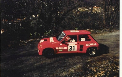 Jean-Pierre Manzagol - Jean-Louis Angelini
30º Tour de Corse - Rallye de France 1986. Renault 5 Turbo (394 EH 2B). Abandonó, desconocemos el motivo y en que especial.

Equipo Martini Lancia se retira de la prueba a causa del fatal accidente de Henri Toivonen y Sergio Cresto el di­a 02-05-1986.

Del 1 al 3 de Mayo, Ajaccio, Córcega, Francia.
Superficie: asfalto.

El Rally tenia un total de 1551.00 km de los que 1122.34 km divididos en 30 tramos eran especiales. (4 de ellos fueron cancelados. SS12 Figarella - Cardo de 15.75 Km, SS18 Corte - Taverna de 26.84 Km, SS19 Moltifao - Speloncato de 38.16 Km y SS20 Corbara - Calenzana de 23.69 Km. Los 3 últimos por el fatal accidente de Henri y Sergio).
Tomaron la salida 122 equipos, finalizaron 31.

En esta edición habí­an 5 tramos de 50 o mas Km cronometrados, SS7 Cozzano - Col de la Serra de 50.84, SS8 Muracciole - Abbazia de 50.00, SS10 Pont d'Altiani - Pont St Laurent de 56.01, SS14 Prunelli - San Pancrazio de 55.67 y SS17 Campe Militaire - Corte de 58.14. Uno de mas de 70 km, SS23 Saint Roch - Suaricchio de 78.19, y otro, el último, SS30 Liamone - Suaricchio de 83.16 Km.

Aquí dejo los kilómetros de cada uno de los 30 tramos del Rally:

1ª ETAPA (01-Mayo-1986)
SS1 Verghia - Pont de la Masina de 38.09 km
SS2 Sainte Marie Sicche - Moca 1 de 23.96 km
SS3 Petreto - Aullene 1 de 20.03 km
SS4 Zerubia - Santa Giulia de 30.60 km
SS5 Sartene - Zonza de 44.23 km
SS6 Aullene - Zicavo de 25.59 km
SS7 Cozzano - Col de la Serra de 50.84 km
SS8 Muracciole - Abbazia de 50.00 km
SS9 Campo al Quarcio - Ponte de Noceta de 33.77 km
SS10 Pont d'Altiani - Pont St Laurent de 56.01 km
SS11 Ponte Rosso - Borgo de 42.29 km

TOTAL ETAPA 415.41 km

2ª ETAPA (02 Mayo-1986)
SS12 Figarella - Cardo (cancelado) de 15.75 km
SS13 Saint Florent - Col de San Stefano de 26.81 km
SS14 Prunelli - San Pancrazio de 55.67 km
SS15 Folelli - Santa Lucia di Moriani de 18.49 km
SS16 Moriani Plage - Orsoni de 20.10 km
SS17 Campe Militaire Corte de 58.14 km
SS18 Corte - Taverna (cancelado) de 26.84 km
SS19 Moltifao - Speloncato (cancelado) de 38.16 km
SS20 Corbara - Calenzana (cancelado) de 23.69 km

TOTAL ETAPA 283.65 km

3ª ETAPA (03-Mayo-1986)
SS21 Norte Dame de la Serra - Pont du Fango de 28.77 km
SS22 Fango - Ota de 48.59 km
SS23 Saint Roch - Suaricchio de 78.19 km
SS24 Tavera - Pont de Mezzana de 30.57 km
SS25 Sainte Marie Sicche - Moca 2 de 23.96 km
SS26 Petreto - Aullene 2 de 20.03 km
SS27 Sorbollano - Santa Giulia de 35.59 km
SS28 Calvese - Agosta Plage de 38.69 km
SS29 Plaine de Peri - Capiglioli de 35.73 km
SS30 Liamone - Suaricchio 83.16 km

TOTAL ETAPA 423.28 km.
SUMANDO LAS TRES ETAPAS, ESTAMOS HABLANDO DE 1122.34 KM CRONOMETRADOS... UNA SALVAJADA...
@
Palabras clave: Renault;Turbo;Grupo_B;Corse;Corcega;1986