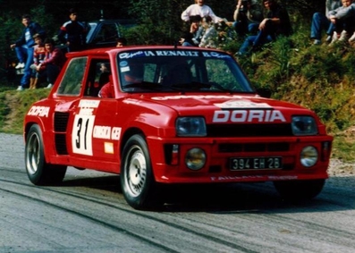 Jean-Pierre Manzagol - Jean-Louis Angelini
30º Tour de Corse - Rallye de France 1986. Renault 5 Turbo (394 EH 2B). Abandonó, desconocemos el motivo y en que especial.

Equipo Martini Lancia se retira de la prueba a causa del fatal accidente de Henri Toivonen y Sergio Cresto el di­a 02-05-1986.

Del 1 al 3 de Mayo, Ajaccio, Córcega, Francia.
Superficie: asfalto.

El Rally tenia un total de 1551.00 km de los que 1122.34 km divididos en 30 tramos eran especiales. (4 de ellos fueron cancelados. SS12 Figarella - Cardo de 15.75 Km, SS18 Corte - Taverna de 26.84 Km, SS19 Moltifao - Speloncato de 38.16 Km y SS20 Corbara - Calenzana de 23.69 Km. Los 3 últimos por el fatal accidente de Henri y Sergio).
Tomaron la salida 122 equipos, finalizaron 31.

En esta edición habí­an 5 tramos de 50 o mas Km cronometrados, SS7 Cozzano - Col de la Serra de 50.84, SS8 Muracciole - Abbazia de 50.00, SS10 Pont d'Altiani - Pont St Laurent de 56.01, SS14 Prunelli - San Pancrazio de 55.67 y SS17 Campe Militaire - Corte de 58.14. Uno de mas de 70 km, SS23 Saint Roch - Suaricchio de 78.19, y otro, el último, SS30 Liamone - Suaricchio de 83.16 Km.

Aquí dejo los kilómetros de cada uno de los 30 tramos del Rally:

1ª ETAPA (01-Mayo-1986)
SS1 Verghia - Pont de la Masina de 38.09 km
SS2 Sainte Marie Sicche - Moca 1 de 23.96 km
SS3 Petreto - Aullene 1 de 20.03 km
SS4 Zerubia - Santa Giulia de 30.60 km
SS5 Sartene - Zonza de 44.23 km
SS6 Aullene - Zicavo de 25.59 km
SS7 Cozzano - Col de la Serra de 50.84 km
SS8 Muracciole - Abbazia de 50.00 km
SS9 Campo al Quarcio - Ponte de Noceta de 33.77 km
SS10 Pont d'Altiani - Pont St Laurent de 56.01 km
SS11 Ponte Rosso - Borgo de 42.29 km

TOTAL ETAPA 415.41 km

2ª ETAPA (02 Mayo-1986)
SS12 Figarella - Cardo (cancelado) de 15.75 km
SS13 Saint Florent - Col de San Stefano de 26.81 km
SS14 Prunelli - San Pancrazio de 55.67 km
SS15 Folelli - Santa Lucia di Moriani de 18.49 km
SS16 Moriani Plage - Orsoni de 20.10 km
SS17 Campe Militaire Corte de 58.14 km
SS18 Corte - Taverna (cancelado) de 26.84 km
SS19 Moltifao - Speloncato (cancelado) de 38.16 km
SS20 Corbara - Calenzana (cancelado) de 23.69 km

TOTAL ETAPA 283.65 km

3ª ETAPA (03-Mayo-1986)
SS21 Norte Dame de la Serra - Pont du Fango de 28.77 km
SS22 Fango - Ota de 48.59 km
SS23 Saint Roch - Suaricchio de 78.19 km
SS24 Tavera - Pont de Mezzana de 30.57 km
SS25 Sainte Marie Sicche - Moca 2 de 23.96 km
SS26 Petreto - Aullene 2 de 20.03 km
SS27 Sorbollano - Santa Giulia de 35.59 km
SS28 Calvese - Agosta Plage de 38.69 km
SS29 Plaine de Peri - Capiglioli de 35.73 km
SS30 Liamone - Suaricchio 83.16 km

TOTAL ETAPA 423.28 km.
SUMANDO LAS TRES ETAPAS, ESTAMOS HABLANDO DE 1122.34 KM CRONOMETRADOS... UNA SALVAJADA...
@
Palabras clave: Renault;Turbo;Grupo_B;Corse;Corcega;1986