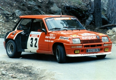 Claude Balesi - Jean-Paul Cirindini
30º Tour de Corse - Rallye de France 1986. Renault 5 Turbo (332 BU 2A). Abandonó, desconocemos el motivo y en que especial.

Equipo Martini Lancia se retira de la prueba a causa del fatal accidente de Henri Toivonen y Sergio Cresto el di­a 02-05-1986.

Del 1 al 3 de Mayo, Ajaccio, Córcega, Francia.
Superficie: asfalto.

El Rally tenia un total de 1551.00 km de los que 1122.34 km divididos en 30 tramos eran especiales. (4 de ellos fueron cancelados. SS12 Figarella - Cardo de 15.75 Km, SS18 Corte - Taverna de 26.84 Km, SS19 Moltifao - Speloncato de 38.16 Km y SS20 Corbara - Calenzana de 23.69 Km. Los 3 últimos por el fatal accidente de Henri y Sergio).
Tomaron la salida 122 equipos, finalizaron 31.

En esta edición habí­an 5 tramos de 50 o mas Km cronometrados, SS7 Cozzano - Col de la Serra de 50.84, SS8 Muracciole - Abbazia de 50.00, SS10 Pont d'Altiani - Pont St Laurent de 56.01, SS14 Prunelli - San Pancrazio de 55.67 y SS17 Campe Militaire - Corte de 58.14. Uno de mas de 70 km, SS23 Saint Roch - Suaricchio de 78.19, y otro, el último, SS30 Liamone - Suaricchio de 83.16 Km.

Aquí dejo los kilómetros de cada uno de los 30 tramos del Rally:

1ª ETAPA (01-Mayo-1986)
SS1 Verghia - Pont de la Masina de 38.09 km
SS2 Sainte Marie Sicche - Moca 1 de 23.96 km
SS3 Petreto - Aullene 1 de 20.03 km
SS4 Zerubia - Santa Giulia de 30.60 km
SS5 Sartene - Zonza de 44.23 km
SS6 Aullene - Zicavo de 25.59 km
SS7 Cozzano - Col de la Serra de 50.84 km
SS8 Muracciole - Abbazia de 50.00 km
SS9 Campo al Quarcio - Ponte de Noceta de 33.77 km
SS10 Pont d'Altiani - Pont St Laurent de 56.01 km
SS11 Ponte Rosso - Borgo de 42.29 km

TOTAL ETAPA 415.41 km

2ª ETAPA (02 Mayo-1986)
SS12 Figarella - Cardo (cancelado) de 15.75 km
SS13 Saint Florent - Col de San Stefano de 26.81 km
SS14 Prunelli - San Pancrazio de 55.67 km
SS15 Folelli - Santa Lucia di Moriani de 18.49 km
SS16 Moriani Plage - Orsoni de 20.10 km
SS17 Campe Militaire Corte de 58.14 km
SS18 Corte - Taverna (cancelado) de 26.84 km
SS19 Moltifao - Speloncato (cancelado) de 38.16 km
SS20 Corbara - Calenzana (cancelado) de 23.69 km

TOTAL ETAPA 283.65 km

3ª ETAPA (03-Mayo-1986)
SS21 Norte Dame de la Serra - Pont du Fango de 28.77 km
SS22 Fango - Ota de 48.59 km
SS23 Saint Roch - Suaricchio de 78.19 km
SS24 Tavera - Pont de Mezzana de 30.57 km
SS25 Sainte Marie Sicche - Moca 2 de 23.96 km
SS26 Petreto - Aullene 2 de 20.03 km
SS27 Sorbollano - Santa Giulia de 35.59 km
SS28 Calvese - Agosta Plage de 38.69 km
SS29 Plaine de Peri - Capiglioli de 35.73 km
SS30 Liamone - Suaricchio 83.16 km

TOTAL ETAPA 423.28 km.
SUMANDO LAS TRES ETAPAS, ESTAMOS HABLANDO DE 1122.34 KM CRONOMETRADOS... UNA SALVAJADA...
@
Palabras clave: Renault;Turbo;Grupo_B;Corse;Corcega;1986