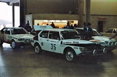 21º Olympus Rally 1986
35# Saab 99 Turbo de Rick Beson - Robert Isaacson, abandonó.

Atrás el 8# Mazda Familia 4WD de Millen Rod - Bellefleur John, clasificado 7º.

De 4 al 7 de Diciembre, Tacoma - Tumwater, Washington, Estados Unidos.
Superficie: tierra.

El Rally tenía un total de 540.65 km cronometrados divididos en 40 tramos especiales (uno de ellos fue cancelado SS6 Taylor Towne de 14.76 km).

Tomaron la salida 50 equipos, finalizaron 25.
Palabras clave: Saab;1986;Olympus;EE.UU