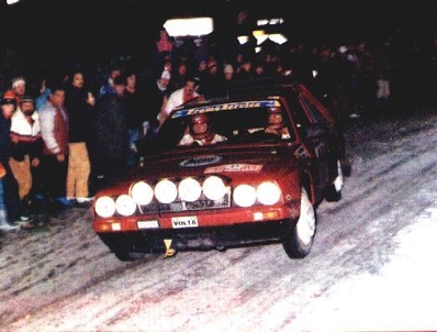 Ignacio Sunsundegui - Isaez de Buruaga
54º Rallye Automobile de Monte-Carlo 1986. Lancia Delta S4 "Stradale" (A6 37716).

En la última noche (la mítica del Turini) ocupaban el puesto 24, cuando a dos tramos del final, (en SS34 Puget-Théniers - Saint-Auban de 38.40 km) abandonaron por un conato de incendio a causa de una fuga de aceite.

Del 18 al 24 de Enero, Monte-Carlo.
Superficie: asfalto - nieve.

El Rally tenía un total de 3984.00 km de los que 881.20 km divididos en 36 tramos eran especiales.

Tomaron la salida 156 equipos, finalizaron 65.@
Palabras clave: ;Lancia;Delta;S4;Montecarlo;1986;grupo_B;nieve