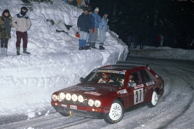 Ignacio Sunsundegui - Isaez de Buruaga
54º Rallye Automobile de Monte-Carlo 1986. Lancia Delta S4 "Stradale" (A6 37716).

En la última noche (la mítica del Turini) ocupaban el puesto 24, cuando a dos tramos del final, (en SS34 Puget-Théniers - Saint-Auban de 38.40 km) abandonaron por un conato de incendio a causa de una fuga de aceite.

Del 18 al 24 de Enero, Monte-Carlo.
Superficie: asfalto - nieve.

El Rally tenía un total de 3984.00 km de los que 881.20 km divididos en 36 tramos eran especiales.

Tomaron la salida 156 equipos, finalizaron 65.@
Palabras clave: ;Lancia;Delta;S4;Montecarlo;1986;Grupo_B;Nieve