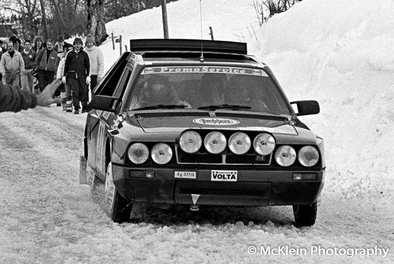 Ignacio Sunsundegui - Isaez de Buruaga
54º Rallye Automobile de Monte-Carlo 1986. Lancia Delta S4 "Stradale" (A6 37716).

En la última noche (la mítica del Turini) ocupaban el puesto 24, cuando a dos tramos del final, (en SS34 Puget-Théniers - Saint-Auban de 38.40 km) abandonaron por un conato de incendio a causa de una fuga de aceite.

Del 18 al 24 de Enero, Monte-Carlo.
Superficie: asfalto - nieve.

El Rally tenía un total de 3984.00 km de los que 881.20 km divididos en 36 tramos eran especiales.

Tomaron la salida 156 equipos, finalizaron 65.

© McKlein Photography
@
Palabras clave: ;Lancia;Delta;S4;Montecarlo;1986;Grupo_B;Nieve