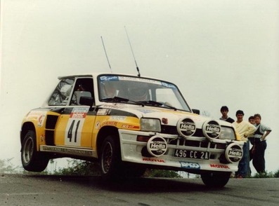 Julien Barbolosi - Jean-Francois Peretti
30º Tour de Corse - Rallye de France 1986. Renault 5 Turbo (496 CC 2A). Abandonó, desconocemos el motivo y en que especial.

Equipo Martini Lancia se retira de la prueba a causa del fatal accidente de Henri Toivonen y Sergio Cresto el di­a 02-05-1986.

Del 1 al 3 de Mayo, Ajaccio, Córcega, Francia.
Superficie: asfalto.

El Rally tenia un total de 1551.00 km de los que 1122.34 km divididos en 30 tramos eran especiales. (4 de ellos fueron cancelados. SS12 Figarella - Cardo de 15.75 Km, SS18 Corte - Taverna de 26.84 Km, SS19 Moltifao - Speloncato de 38.16 Km y SS20 Corbara - Calenzana de 23.69 Km. Los 3 últimos por el fatal accidente de Henri y Sergio).
Tomaron la salida 122 equipos, finalizaron 31.

En esta edición habí­an 5 tramos de 50 o mas Km cronometrados, SS7 Cozzano - Col de la Serra de 50.84, SS8 Muracciole - Abbazia de 50.00, SS10 Pont d'Altiani - Pont St Laurent de 56.01, SS14 Prunelli - San Pancrazio de 55.67 y SS17 Campe Militaire - Corte de 58.14. Uno de mas de 70 km, SS23 Saint Roch - Suaricchio de 78.19, y otro, el último, SS30 Liamone - Suaricchio de 83.16 Km.

Aquí dejo los kilómetros de cada uno de los 30 tramos del Rally:

1ª ETAPA (01-Mayo-1986)
SS1 Verghia - Pont de la Masina de 38.09 km
SS2 Sainte Marie Sicche - Moca 1 de 23.96 km
SS3 Petreto - Aullene 1 de 20.03 km
SS4 Zerubia - Santa Giulia de 30.60 km
SS5 Sartene - Zonza de 44.23 km
SS6 Aullene - Zicavo de 25.59 km
SS7 Cozzano - Col de la Serra de 50.84 km
SS8 Muracciole - Abbazia de 50.00 km
SS9 Campo al Quarcio - Ponte de Noceta de 33.77 km
SS10 Pont d'Altiani - Pont St Laurent de 56.01 km
SS11 Ponte Rosso - Borgo de 42.29 km

TOTAL ETAPA 415.41 km

2ª ETAPA (02 Mayo-1986)
SS12 Figarella - Cardo (cancelado) de 15.75 km
SS13 Saint Florent - Col de San Stefano de 26.81 km
SS14 Prunelli - San Pancrazio de 55.67 km
SS15 Folelli - Santa Lucia di Moriani de 18.49 km
SS16 Moriani Plage - Orsoni de 20.10 km
SS17 Campe Militaire Corte de 58.14 km
SS18 Corte - Taverna (cancelado) de 26.84 km
SS19 Moltifao - Speloncato (cancelado) de 38.16 km
SS20 Corbara - Calenzana (cancelado) de 23.69 km

TOTAL ETAPA 283.65 km

3ª ETAPA (03-Mayo-1986)
SS21 Norte Dame de la Serra - Pont du Fango de 28.77 km
SS22 Fango - Ota de 48.59 km
SS23 Saint Roch - Suaricchio de 78.19 km
SS24 Tavera - Pont de Mezzana de 30.57 km
SS25 Sainte Marie Sicche - Moca 2 de 23.96 km
SS26 Petreto - Aullene 2 de 20.03 km
SS27 Sorbollano - Santa Giulia de 35.59 km
SS28 Calvese - Agosta Plage de 38.69 km
SS29 Plaine de Peri - Capiglioli de 35.73 km
SS30 Liamone - Suaricchio 83.16 km

TOTAL ETAPA 423.28 km.
SUMANDO LAS TRES ETAPAS, ESTAMOS HABLANDO DE 1122.34 KM CRONOMETRADOS... UNA SALVAJADA...
@

Palabras clave: Renault;Turbo;Grupo_B;Corse;Corcega;1986