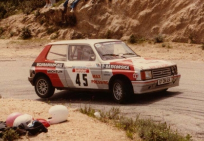 Jose Casabianca - Annie Cahaigne
30º Tour de Corse - Rallye de France 1986. Talbot Samba Rallye (117 DN 2A). Abandonó, desconocemos el motivo y en que especial.

Del 1 al 3 de Mayo, Ajaccio, Córcega, Francia.
Superficie: asfalto.

El Rally tenia un total de 1551.00 km de los que 1122.34 km divididos en 30 tramos eran especiales. (4 de ellos fueron cancelados. SS12 Figarella - Cardo de 15.75 Km, SS18 Corte - Taverna de 26.84 Km, SS19 Moltifao - Speloncato de 38.16 Km y SS20 Corbara - Calenzana de 23.69 Km. Los 3 últimos por el fatal accidente de Henri y Sergio).
Tomaron la salida 122 equipos, finalizaron 31.

En esta edición habí­an 5 tramos de 50 o mas Km cronometrados, SS7 Cozzano - Col de la Serra de 50.84, SS8 Muracciole - Abbazia de 50.00, SS10 Pont d'Altiani - Pont St Laurent de 56.01, SS14 Prunelli - San Pancrazio de 55.67 y SS17 Campe Militaire - Corte de 58.14. Uno de mas de 70 km, SS23 Saint Roch - Suaricchio de 78.19, y otro, el último, SS30 Liamone - Suaricchio de 83.16 Km.

Aquí dejo los kilómetros de cada uno de los 30 tramos del Rally:

1ª ETAPA (01-Mayo-1986)
SS1 Verghia - Pont de la Masina de 38.09 km
SS2 Sainte Marie Sicche - Moca 1 de 23.96 km
SS3 Petreto - Aullene 1 de 20.03 km
SS4 Zerubia - Santa Giulia de 30.60 km
SS5 Sartene - Zonza de 44.23 km
SS6 Aullene - Zicavo de 25.59 km
SS7 Cozzano - Col de la Serra de 50.84 km
SS8 Muracciole - Abbazia de 50.00 km
SS9 Campo al Quarcio - Ponte de Noceta de 33.77 km
SS10 Pont d'Altiani - Pont St Laurent de 56.01 km
SS11 Ponte Rosso - Borgo de 42.29 km

TOTAL ETAPA 415.41 km

2ª ETAPA (02 Mayo-1986)
SS12 Figarella - Cardo (cancelado) de 15.75 km
SS13 Saint Florent - Col de San Stefano de 26.81 km
SS14 Prunelli - San Pancrazio de 55.67 km
SS15 Folelli - Santa Lucia di Moriani de 18.49 km
SS16 Moriani Plage - Orsoni de 20.10 km
SS17 Campe Militaire Corte de 58.14 km
SS18 Corte - Taverna (cancelado) de 26.84 km
SS19 Moltifao - Speloncato (cancelado) de 38.16 km
SS20 Corbara - Calenzana (cancelado) de 23.69 km

TOTAL ETAPA 283.65 km

3ª ETAPA (03-Mayo-1986)
SS21 Norte Dame de la Serra - Pont du Fango de 28.77 km
SS22 Fango - Ota de 48.59 km
SS23 Saint Roch - Suaricchio de 78.19 km
SS24 Tavera - Pont de Mezzana de 30.57 km
SS25 Sainte Marie Sicche - Moca 2 de 23.96 km
SS26 Petreto - Aullene 2 de 20.03 km
SS27 Sorbollano - Santa Giulia de 35.59 km
SS28 Calvese - Agosta Plage de 38.69 km
SS29 Plaine de Peri - Capiglioli de 35.73 km
SS30 Liamone - Suaricchio 83.16 km

TOTAL ETAPA 423.28 km.
SUMANDO LAS TRES ETAPAS, ESTAMOS HABLANDO DE 1122.34 KM CRONOMETRADOS... UNA SALVAJADA...
@
Palabras clave: Talbot;Samba;Rallye;Grupo_B;Corse;Corcega;1986