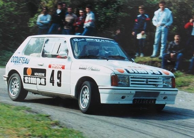 François Leandri - Gilbert Luigi
30º Tour de Corse - Rallye de France 1986. Talbot Samba Rallye (923 DE 2A). Abandonó, desconocemos el motivo y en que especial.

Del 1 al 3 de Mayo, Ajaccio, Córcega, Francia.
Superficie: asfalto.

El Rally tenia un total de 1551.00 km de los que 1122.34 km divididos en 30 tramos eran especiales. (4 de ellos fueron cancelados. SS12 Figarella - Cardo de 15.75 Km, SS18 Corte - Taverna de 26.84 Km, SS19 Moltifao - Speloncato de 38.16 Km y SS20 Corbara - Calenzana de 23.69 Km. Los 3 últimos por el fatal accidente de Henri y Sergio).
Tomaron la salida 122 equipos, finalizaron 31.

En esta edición habí­an 5 tramos de 50 o mas Km cronometrados, SS7 Cozzano - Col de la Serra de 50.84, SS8 Muracciole - Abbazia de 50.00, SS10 Pont d'Altiani - Pont St Laurent de 56.01, SS14 Prunelli - San Pancrazio de 55.67 y SS17 Campe Militaire - Corte de 58.14. Uno de mas de 70 km, SS23 Saint Roch - Suaricchio de 78.19, y otro, el último, SS30 Liamone - Suaricchio de 83.16 Km.

Aquí dejo los kilómetros de cada uno de los 30 tramos del Rally:

1ª ETAPA (01-Mayo-1986)
SS1 Verghia - Pont de la Masina de 38.09 km
SS2 Sainte Marie Sicche - Moca 1 de 23.96 km
SS3 Petreto - Aullene 1 de 20.03 km
SS4 Zerubia - Santa Giulia de 30.60 km
SS5 Sartene - Zonza de 44.23 km
SS6 Aullene - Zicavo de 25.59 km
SS7 Cozzano - Col de la Serra de 50.84 km
SS8 Muracciole - Abbazia de 50.00 km
SS9 Campo al Quarcio - Ponte de Noceta de 33.77 km
SS10 Pont d'Altiani - Pont St Laurent de 56.01 km
SS11 Ponte Rosso - Borgo de 42.29 km

TOTAL ETAPA 415.41 km

2ª ETAPA (02 Mayo-1986)
SS12 Figarella - Cardo (cancelado) de 15.75 km
SS13 Saint Florent - Col de San Stefano de 26.81 km
SS14 Prunelli - San Pancrazio de 55.67 km
SS15 Folelli - Santa Lucia di Moriani de 18.49 km
SS16 Moriani Plage - Orsoni de 20.10 km
SS17 Campe Militaire Corte de 58.14 km
SS18 Corte - Taverna (cancelado) de 26.84 km
SS19 Moltifao - Speloncato (cancelado) de 38.16 km
SS20 Corbara - Calenzana (cancelado) de 23.69 km

TOTAL ETAPA 283.65 km

3ª ETAPA (03-Mayo-1986)
SS21 Norte Dame de la Serra - Pont du Fango de 28.77 km
SS22 Fango - Ota de 48.59 km
SS23 Saint Roch - Suaricchio de 78.19 km
SS24 Tavera - Pont de Mezzana de 30.57 km
SS25 Sainte Marie Sicche - Moca 2 de 23.96 km
SS26 Petreto - Aullene 2 de 20.03 km
SS27 Sorbollano - Santa Giulia de 35.59 km
SS28 Calvese - Agosta Plage de 38.69 km
SS29 Plaine de Peri - Capiglioli de 35.73 km
SS30 Liamone - Suaricchio 83.16 km

TOTAL ETAPA 423.28 km.
SUMANDO LAS TRES ETAPAS, ESTAMOS HABLANDO DE 1122.34 KM CRONOMETRADOS... UNA SALVAJADA...
@
Palabras clave: Talbot;Samba;Rallye;Grupo_B;Corse;Corcega;1986