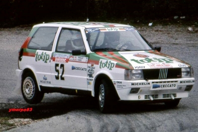 Alessandro (Alex) Fiorio - Luigi Pirollo
30º Tour de Corse - Rallye de France 1986. Fiat Uno Turbo (TO 31296D). Abandonó el Rallye debido al fatal accidente de Henri Toivonen y Sergio Cresto.
Jolly Club Totip

Del 1 al 3 de Mayo, Ajaccio, Córcega, Francia.
Superficie: asfalto.

El Rally tenia un total de 1551.00 km de los que 1122.34 km divididos en 30 tramos eran especiales. (4 de ellos fueron cancelados. SS12 Figarella - Cardo de 15.75 Km, SS18 Corte - Taverna de 26.84 Km, SS19 Moltifao - Speloncato de 38.16 Km y SS20 Corbara - Calenzana de 23.69 Km. Los 3 últimos por el fatal accidente de Henri y Sergio).
Tomaron la salida 122 equipos, finalizaron 31.

En esta edición habí­an 5 tramos de 50 o mas Km cronometrados, SS7 Cozzano - Col de la Serra de 50.84, SS8 Muracciole - Abbazia de 50.00, SS10 Pont d'Altiani - Pont St Laurent de 56.01, SS14 Prunelli - San Pancrazio de 55.67 y SS17 Campe Militaire - Corte de 58.14. Uno de mas de 70 km, SS23 Saint Roch - Suaricchio de 78.19, y otro, el último, SS30 Liamone - Suaricchio de 83.16 Km.

Aquí dejo los kilómetros de cada uno de los 30 tramos del Rally:

1ª ETAPA (01-Mayo-1986)
SS1 Verghia - Pont de la Masina de 38.09 km
SS2 Sainte Marie Sicche - Moca 1 de 23.96 km
SS3 Petreto - Aullene 1 de 20.03 km
SS4 Zerubia - Santa Giulia de 30.60 km
SS5 Sartene - Zonza de 44.23 km
SS6 Aullene - Zicavo de 25.59 km
SS7 Cozzano - Col de la Serra de 50.84 km
SS8 Muracciole - Abbazia de 50.00 km
SS9 Campo al Quarcio - Ponte de Noceta de 33.77 km
SS10 Pont d'Altiani - Pont St Laurent de 56.01 km
SS11 Ponte Rosso - Borgo de 42.29 km

TOTAL ETAPA 415.41 km

2ª ETAPA (02 Mayo-1986)
SS12 Figarella - Cardo (cancelado) de 15.75 km
SS13 Saint Florent - Col de San Stefano de 26.81 km
SS14 Prunelli - San Pancrazio de 55.67 km
SS15 Folelli - Santa Lucia di Moriani de 18.49 km
SS16 Moriani Plage - Orsoni de 20.10 km
SS17 Campe Militaire Corte de 58.14 km
SS18 Corte - Taverna (cancelado) de 26.84 km
SS19 Moltifao - Speloncato (cancelado) de 38.16 km
SS20 Corbara - Calenzana (cancelado) de 23.69 km

TOTAL ETAPA 283.65 km

3ª ETAPA (03-Mayo-1986)
SS21 Norte Dame de la Serra - Pont du Fango de 28.77 km
SS22 Fango - Ota de 48.59 km
SS23 Saint Roch - Suaricchio de 78.19 km
SS24 Tavera - Pont de Mezzana de 30.57 km
SS25 Sainte Marie Sicche - Moca 2 de 23.96 km
SS26 Petreto - Aullene 2 de 20.03 km
SS27 Sorbollano - Santa Giulia de 35.59 km
SS28 Calvese - Agosta Plage de 38.69 km
SS29 Plaine de Peri - Capiglioli de 35.73 km
SS30 Liamone - Suaricchio 83.16 km

TOTAL ETAPA 423.28 km.
SUMANDO LAS TRES ETAPAS, ESTAMOS HABLANDO DE 1122.34 KM CRONOMETRADOS... UNA SALVAJADA...
@
Palabras clave: Corse;Corcega;Fiat;Uno;1986