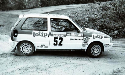 Alessandro (Alex) Fiorio - Luigi Pirollo
30º Tour de Corse - Rallye de France 1986. Fiat Uno Turbo (TO 31296D). Abandonó el Rallye debido al fatal accidente de Henri Toivonen y Sergio Cresto.
Jolly Club Totip

Del 1 al 3 de Mayo, Ajaccio, Córcega, Francia.
Superficie: asfalto.

El Rally tenia un total de 1551.00 km de los que 1122.34 km divididos en 30 tramos eran especiales. (4 de ellos fueron cancelados. SS12 Figarella - Cardo de 15.75 Km, SS18 Corte - Taverna de 26.84 Km, SS19 Moltifao - Speloncato de 38.16 Km y SS20 Corbara - Calenzana de 23.69 Km. Los 3 últimos por el fatal accidente de Henri y Sergio).
Tomaron la salida 122 equipos, finalizaron 31.

En esta edición habí­an 5 tramos de 50 o mas Km cronometrados, SS7 Cozzano - Col de la Serra de 50.84, SS8 Muracciole - Abbazia de 50.00, SS10 Pont d'Altiani - Pont St Laurent de 56.01, SS14 Prunelli - San Pancrazio de 55.67 y SS17 Campe Militaire - Corte de 58.14. Uno de mas de 70 km, SS23 Saint Roch - Suaricchio de 78.19, y otro, el último, SS30 Liamone - Suaricchio de 83.16 Km.

Aquí dejo los kilómetros de cada uno de los 30 tramos del Rally:

1ª ETAPA (01-Mayo-1986)
SS1 Verghia - Pont de la Masina de 38.09 km
SS2 Sainte Marie Sicche - Moca 1 de 23.96 km
SS3 Petreto - Aullene 1 de 20.03 km
SS4 Zerubia - Santa Giulia de 30.60 km
SS5 Sartene - Zonza de 44.23 km
SS6 Aullene - Zicavo de 25.59 km
SS7 Cozzano - Col de la Serra de 50.84 km
SS8 Muracciole - Abbazia de 50.00 km
SS9 Campo al Quarcio - Ponte de Noceta de 33.77 km
SS10 Pont d'Altiani - Pont St Laurent de 56.01 km
SS11 Ponte Rosso - Borgo de 42.29 km

TOTAL ETAPA 415.41 km

2ª ETAPA (02 Mayo-1986)
SS12 Figarella - Cardo (cancelado) de 15.75 km
SS13 Saint Florent - Col de San Stefano de 26.81 km
SS14 Prunelli - San Pancrazio de 55.67 km
SS15 Folelli - Santa Lucia di Moriani de 18.49 km
SS16 Moriani Plage - Orsoni de 20.10 km
SS17 Campe Militaire Corte de 58.14 km
SS18 Corte - Taverna (cancelado) de 26.84 km
SS19 Moltifao - Speloncato (cancelado) de 38.16 km
SS20 Corbara - Calenzana (cancelado) de 23.69 km

TOTAL ETAPA 283.65 km

3ª ETAPA (03-Mayo-1986)
SS21 Norte Dame de la Serra - Pont du Fango de 28.77 km
SS22 Fango - Ota de 48.59 km
SS23 Saint Roch - Suaricchio de 78.19 km
SS24 Tavera - Pont de Mezzana de 30.57 km
SS25 Sainte Marie Sicche - Moca 2 de 23.96 km
SS26 Petreto - Aullene 2 de 20.03 km
SS27 Sorbollano - Santa Giulia de 35.59 km
SS28 Calvese - Agosta Plage de 38.69 km
SS29 Plaine de Peri - Capiglioli de 35.73 km
SS30 Liamone - Suaricchio 83.16 km

TOTAL ETAPA 423.28 km.
SUMANDO LAS TRES ETAPAS, ESTAMOS HABLANDO DE 1122.34 KM CRONOMETRADOS... UNA SALVAJADA...
@
Palabras clave: Corse;Corcega;Fiat;Uno;Turbo;1986