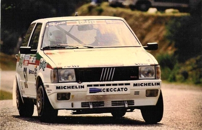 Alessandro (Alex) Fiorio - Luigi Pirollo
30º Tour de Corse - Rallye de France 1986. Fiat Uno Turbo (TO 31296D). Abandonó el Rallye debido al fatal accidente de Henri Toivonen y Sergio Cresto.
Jolly Club Totip

Del 1 al 3 de Mayo, Ajaccio, Córcega, Francia.
Superficie: asfalto.

El Rally tenia un total de 1551.00 km de los que 1122.34 km divididos en 30 tramos eran especiales. (4 de ellos fueron cancelados. SS12 Figarella - Cardo de 15.75 Km, SS18 Corte - Taverna de 26.84 Km, SS19 Moltifao - Speloncato de 38.16 Km y SS20 Corbara - Calenzana de 23.69 Km. Los 3 últimos por el fatal accidente de Henri y Sergio).
Tomaron la salida 122 equipos, finalizaron 31.

En esta edición habí­an 5 tramos de 50 o mas Km cronometrados, SS7 Cozzano - Col de la Serra de 50.84, SS8 Muracciole - Abbazia de 50.00, SS10 Pont d'Altiani - Pont St Laurent de 56.01, SS14 Prunelli - San Pancrazio de 55.67 y SS17 Campe Militaire - Corte de 58.14. Uno de mas de 70 km, SS23 Saint Roch - Suaricchio de 78.19, y otro, el último, SS30 Liamone - Suaricchio de 83.16 Km.

Aquí dejo los kilómetros de cada uno de los 30 tramos del Rally:

1ª ETAPA (01-Mayo-1986)
SS1 Verghia - Pont de la Masina de 38.09 km
SS2 Sainte Marie Sicche - Moca 1 de 23.96 km
SS3 Petreto - Aullene 1 de 20.03 km
SS4 Zerubia - Santa Giulia de 30.60 km
SS5 Sartene - Zonza de 44.23 km
SS6 Aullene - Zicavo de 25.59 km
SS7 Cozzano - Col de la Serra de 50.84 km
SS8 Muracciole - Abbazia de 50.00 km
SS9 Campo al Quarcio - Ponte de Noceta de 33.77 km
SS10 Pont d'Altiani - Pont St Laurent de 56.01 km
SS11 Ponte Rosso - Borgo de 42.29 km

TOTAL ETAPA 415.41 km

2ª ETAPA (02 Mayo-1986)
SS12 Figarella - Cardo (cancelado) de 15.75 km
SS13 Saint Florent - Col de San Stefano de 26.81 km
SS14 Prunelli - San Pancrazio de 55.67 km
SS15 Folelli - Santa Lucia di Moriani de 18.49 km
SS16 Moriani Plage - Orsoni de 20.10 km
SS17 Campe Militaire Corte de 58.14 km
SS18 Corte - Taverna (cancelado) de 26.84 km
SS19 Moltifao - Speloncato (cancelado) de 38.16 km
SS20 Corbara - Calenzana (cancelado) de 23.69 km

TOTAL ETAPA 283.65 km

3ª ETAPA (03-Mayo-1986)
SS21 Norte Dame de la Serra - Pont du Fango de 28.77 km
SS22 Fango - Ota de 48.59 km
SS23 Saint Roch - Suaricchio de 78.19 km
SS24 Tavera - Pont de Mezzana de 30.57 km
SS25 Sainte Marie Sicche - Moca 2 de 23.96 km
SS26 Petreto - Aullene 2 de 20.03 km
SS27 Sorbollano - Santa Giulia de 35.59 km
SS28 Calvese - Agosta Plage de 38.69 km
SS29 Plaine de Peri - Capiglioli de 35.73 km
SS30 Liamone - Suaricchio 83.16 km

TOTAL ETAPA 423.28 km.
SUMANDO LAS TRES ETAPAS, ESTAMOS HABLANDO DE 1122.34 KM CRONOMETRADOS... UNA SALVAJADA...
@
Palabras clave: Corse;Corcega;Fiat;Uno;Turbo;1986