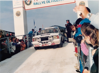 Jean-Luc Mondolini - Jean-Paul Acciari
30º Tour de Corse - Rallye de France 1986. Opel Ascona (178 EQ 2A). Abandonó, desconocemos el motivo y en que especial.

Del 1 al 3 de Mayo, Ajaccio, Córcega, Francia.
Superficie: asfalto.

El Rally tenia un total de 1551.00 km de los que 1122.34 km divididos en 30 tramos eran especiales. (4 de ellos fueron cancelados. SS12 Figarella - Cardo de 15.75 Km, SS18 Corte - Taverna de 26.84 Km, SS19 Moltifao - Speloncato de 38.16 Km y SS20 Corbara - Calenzana de 23.69 Km. Los 3 últimos por el fatal accidente de Henri y Sergio).
Tomaron la salida 122 equipos, finalizaron 31.

En esta edición habí­an 5 tramos de 50 o mas Km cronometrados, SS7 Cozzano - Col de la Serra de 50.84, SS8 Muracciole - Abbazia de 50.00, SS10 Pont d'Altiani - Pont St Laurent de 56.01, SS14 Prunelli - San Pancrazio de 55.67 y SS17 Campe Militaire - Corte de 58.14. Uno de mas de 70 km, SS23 Saint Roch - Suaricchio de 78.19, y otro, el último, SS30 Liamone - Suaricchio de 83.16 Km.

Aquí dejo los kilómetros de cada uno de los 30 tramos del Rally:

1ª ETAPA (01-Mayo-1986)
SS1 Verghia - Pont de la Masina de 38.09 km
SS2 Sainte Marie Sicche - Moca 1 de 23.96 km
SS3 Petreto - Aullene 1 de 20.03 km
SS4 Zerubia - Santa Giulia de 30.60 km
SS5 Sartene - Zonza de 44.23 km
SS6 Aullene - Zicavo de 25.59 km
SS7 Cozzano - Col de la Serra de 50.84 km
SS8 Muracciole - Abbazia de 50.00 km
SS9 Campo al Quarcio - Ponte de Noceta de 33.77 km
SS10 Pont d'Altiani - Pont St Laurent de 56.01 km
SS11 Ponte Rosso - Borgo de 42.29 km

TOTAL ETAPA 415.41 km

2ª ETAPA (02 Mayo-1986)
SS12 Figarella - Cardo (cancelado) de 15.75 km
SS13 Saint Florent - Col de San Stefano de 26.81 km
SS14 Prunelli - San Pancrazio de 55.67 km
SS15 Folelli - Santa Lucia di Moriani de 18.49 km
SS16 Moriani Plage - Orsoni de 20.10 km
SS17 Campe Militaire Corte de 58.14 km
SS18 Corte - Taverna (cancelado) de 26.84 km
SS19 Moltifao - Speloncato (cancelado) de 38.16 km
SS20 Corbara - Calenzana (cancelado) de 23.69 km

TOTAL ETAPA 283.65 km

3ª ETAPA (03-Mayo-1986)
SS21 Norte Dame de la Serra - Pont du Fango de 28.77 km
SS22 Fango - Ota de 48.59 km
SS23 Saint Roch - Suaricchio de 78.19 km
SS24 Tavera - Pont de Mezzana de 30.57 km
SS25 Sainte Marie Sicche - Moca 2 de 23.96 km
SS26 Petreto - Aullene 2 de 20.03 km
SS27 Sorbollano - Santa Giulia de 35.59 km
SS28 Calvese - Agosta Plage de 38.69 km
SS29 Plaine de Peri - Capiglioli de 35.73 km
SS30 Liamone - Suaricchio 83.16 km

TOTAL ETAPA 423.28 km.
SUMANDO LAS TRES ETAPAS, ESTAMOS HABLANDO DE 1122.34 KM CRONOMETRADOS... UNA SALVAJADA...
Palabras clave: Opel;Ascona;Corse;Corcega;1986