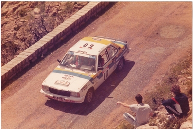 Jean-Luc Mondolini - Jean-Paul Acciari
30º Tour de Corse - Rallye de France 1986. Opel Ascona (178 EQ 2A). Abandonó, desconocemos el motivo y en que especial.

Del 1 al 3 de Mayo, Ajaccio, Córcega, Francia.
Superficie: asfalto.

El Rally tenia un total de 1551.00 km de los que 1122.34 km divididos en 30 tramos eran especiales. (4 de ellos fueron cancelados. SS12 Figarella - Cardo de 15.75 Km, SS18 Corte - Taverna de 26.84 Km, SS19 Moltifao - Speloncato de 38.16 Km y SS20 Corbara - Calenzana de 23.69 Km. Los 3 últimos por el fatal accidente de Henri y Sergio).
Tomaron la salida 122 equipos, finalizaron 31.

En esta edición habí­an 5 tramos de 50 o mas Km cronometrados, SS7 Cozzano - Col de la Serra de 50.84, SS8 Muracciole - Abbazia de 50.00, SS10 Pont d'Altiani - Pont St Laurent de 56.01, SS14 Prunelli - San Pancrazio de 55.67 y SS17 Campe Militaire - Corte de 58.14. Uno de mas de 70 km, SS23 Saint Roch - Suaricchio de 78.19, y otro, el último, SS30 Liamone - Suaricchio de 83.16 Km.

Aquí dejo los kilómetros de cada uno de los 30 tramos del Rally:

1ª ETAPA (01-Mayo-1986)
SS1 Verghia - Pont de la Masina de 38.09 km
SS2 Sainte Marie Sicche - Moca 1 de 23.96 km
SS3 Petreto - Aullene 1 de 20.03 km
SS4 Zerubia - Santa Giulia de 30.60 km
SS5 Sartene - Zonza de 44.23 km
SS6 Aullene - Zicavo de 25.59 km
SS7 Cozzano - Col de la Serra de 50.84 km
SS8 Muracciole - Abbazia de 50.00 km
SS9 Campo al Quarcio - Ponte de Noceta de 33.77 km
SS10 Pont d'Altiani - Pont St Laurent de 56.01 km
SS11 Ponte Rosso - Borgo de 42.29 km

TOTAL ETAPA 415.41 km

2ª ETAPA (02 Mayo-1986)
SS12 Figarella - Cardo (cancelado) de 15.75 km
SS13 Saint Florent - Col de San Stefano de 26.81 km
SS14 Prunelli - San Pancrazio de 55.67 km
SS15 Folelli - Santa Lucia di Moriani de 18.49 km
SS16 Moriani Plage - Orsoni de 20.10 km
SS17 Campe Militaire Corte de 58.14 km
SS18 Corte - Taverna (cancelado) de 26.84 km
SS19 Moltifao - Speloncato (cancelado) de 38.16 km
SS20 Corbara - Calenzana (cancelado) de 23.69 km

TOTAL ETAPA 283.65 km

3ª ETAPA (03-Mayo-1986)
SS21 Norte Dame de la Serra - Pont du Fango de 28.77 km
SS22 Fango - Ota de 48.59 km
SS23 Saint Roch - Suaricchio de 78.19 km
SS24 Tavera - Pont de Mezzana de 30.57 km
SS25 Sainte Marie Sicche - Moca 2 de 23.96 km
SS26 Petreto - Aullene 2 de 20.03 km
SS27 Sorbollano - Santa Giulia de 35.59 km
SS28 Calvese - Agosta Plage de 38.69 km
SS29 Plaine de Peri - Capiglioli de 35.73 km
SS30 Liamone - Suaricchio 83.16 km

TOTAL ETAPA 423.28 km.
SUMANDO LAS TRES ETAPAS, ESTAMOS HABLANDO DE 1122.34 KM CRONOMETRADOS... UNA SALVAJADA...
Palabras clave: Opel;Ascona;Corse;Corcega;1986