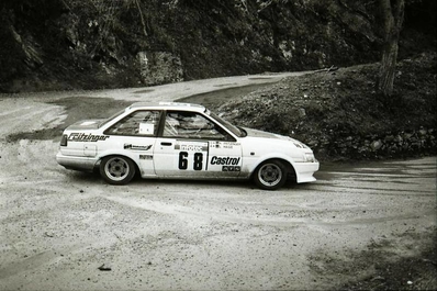 Klaus Fritzinger - Lutz Hage
30º Tour de Corse - Rallye de France 1986. Toyota Corolla 1600 GT 2 Door AE86 (KL-A 4355). Abandonó, desconocemos el motivo y en que especial.

Del 1 al 3 de Mayo, Ajaccio, Córcega, Francia.
Superficie: asfalto.

El Rally tenia un total de 1551.00 km de los que 1122.34 km divididos en 30 tramos eran especiales. (4 de ellos fueron cancelados. SS12 Figarella - Cardo de 15.75 Km, SS18 Corte - Taverna de 26.84 Km, SS19 Moltifao - Speloncato de 38.16 Km y SS20 Corbara - Calenzana de 23.69 Km. Los 3 últimos por el fatal accidente de Henri y Sergio).
Tomaron la salida 122 equipos, finalizaron 31.

En esta edición habí­an 5 tramos de 50 o mas Km cronometrados, SS7 Cozzano - Col de la Serra de 50.84, SS8 Muracciole - Abbazia de 50.00, SS10 Pont d'Altiani - Pont St Laurent de 56.01, SS14 Prunelli - San Pancrazio de 55.67 y SS17 Campe Militaire - Corte de 58.14. Uno de mas de 70 km, SS23 Saint Roch - Suaricchio de 78.19, y otro, el último, SS30 Liamone - Suaricchio de 83.16 Km.

Aquí dejo los kilómetros de cada uno de los 30 tramos del Rally:

1ª ETAPA (01-Mayo-1986)
SS1 Verghia - Pont de la Masina de 38.09 km
SS2 Sainte Marie Sicche - Moca 1 de 23.96 km
SS3 Petreto - Aullene 1 de 20.03 km
SS4 Zerubia - Santa Giulia de 30.60 km
SS5 Sartene - Zonza de 44.23 km
SS6 Aullene - Zicavo de 25.59 km
SS7 Cozzano - Col de la Serra de 50.84 km
SS8 Muracciole - Abbazia de 50.00 km
SS9 Campo al Quarcio - Ponte de Noceta de 33.77 km
SS10 Pont d'Altiani - Pont St Laurent de 56.01 km
SS11 Ponte Rosso - Borgo de 42.29 km

TOTAL ETAPA 415.41 km

2ª ETAPA (02 Mayo-1986)
SS12 Figarella - Cardo (cancelado) de 15.75 km
SS13 Saint Florent - Col de San Stefano de 26.81 km
SS14 Prunelli - San Pancrazio de 55.67 km
SS15 Folelli - Santa Lucia di Moriani de 18.49 km
SS16 Moriani Plage - Orsoni de 20.10 km
SS17 Campe Militaire Corte de 58.14 km
SS18 Corte - Taverna (cancelado) de 26.84 km
SS19 Moltifao - Speloncato (cancelado) de 38.16 km
SS20 Corbara - Calenzana (cancelado) de 23.69 km

TOTAL ETAPA 283.65 km

3ª ETAPA (03-Mayo-1986)
SS21 Norte Dame de la Serra - Pont du Fango de 28.77 km
SS22 Fango - Ota de 48.59 km
SS23 Saint Roch - Suaricchio de 78.19 km
SS24 Tavera - Pont de Mezzana de 30.57 km
SS25 Sainte Marie Sicche - Moca 2 de 23.96 km
SS26 Petreto - Aullene 2 de 20.03 km
SS27 Sorbollano - Santa Giulia de 35.59 km
SS28 Calvese - Agosta Plage de 38.69 km
SS29 Plaine de Peri - Capiglioli de 35.73 km
SS30 Liamone - Suaricchio 83.16 km

TOTAL ETAPA 423.28 km.
SUMANDO LAS TRES ETAPAS, ESTAMOS HABLANDO DE 1122.34 KM CRONOMETRADOS... UNA SALVAJADA...
Palabras clave: Toyota;Corolla;GT;Corse;Corcega;1986