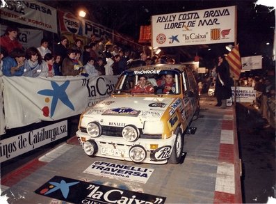 Pep Rovellò - Marc Marti
34º Rally Costa Brava 1986. Renault 5 Copa.

Abandonaron al penalizar demasiado tiempo en el tramo de Collsaplana. Se quedaron encallados al encontrarse mucha nieve e ir montados en slicks.

Del 21 al 23 de Febrero, Lloret de Mar, Girona, Catalunya, España.
Superficie: asfalto - tierra.

El Rally tenia un total de 1293.91 Km de los que 557.07 Km divididos en 29 tramos eran especiales.

Se inscribieron 110 equipos, tomaron la salida 94, finalizaron 30.

Palabras clave: Marc_Marti;Renault;Parque_Cerrado;Costa_Brava;1986