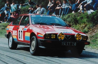 Jean-Pierre Istria - Antoine Pozzo di Borgo
30º Tour de Corse - Rallye de France 1986. Alfa Romeo Alfetta GTV6. Abandonó, desconocemos el motivo y en que especial.

Del 1 al 3 de Mayo, Ajaccio, Córcega, Francia.
Superficie: asfalto.

El Rally tenia un total de 1551.00 km de los que 1122.34 km divididos en 30 tramos eran especiales. (4 de ellos fueron cancelados. SS12 Figarella - Cardo de 15.75 Km, SS18 Corte - Taverna de 26.84 Km, SS19 Moltifao - Speloncato de 38.16 Km y SS20 Corbara - Calenzana de 23.69 Km. Los 3 últimos por el fatal accidente de Henri y Sergio).
Tomaron la salida 122 equipos, finalizaron 31.

En esta edición habí­an 5 tramos de 50 o mas Km cronometrados, SS7 Cozzano - Col de la Serra de 50.84, SS8 Muracciole - Abbazia de 50.00, SS10 Pont d'Altiani - Pont St Laurent de 56.01, SS14 Prunelli - San Pancrazio de 55.67 y SS17 Campe Militaire - Corte de 58.14. Uno de mas de 70 km, SS23 Saint Roch - Suaricchio de 78.19, y otro, el último, SS30 Liamone - Suaricchio de 83.16 Km.

Aquí dejo los kilómetros de cada uno de los 30 tramos del Rally:

1ª ETAPA (01-Mayo-1986)
SS1 Verghia - Pont de la Masina de 38.09 km
SS2 Sainte Marie Sicche - Moca 1 de 23.96 km
SS3 Petreto - Aullene 1 de 20.03 km
SS4 Zerubia - Santa Giulia de 30.60 km
SS5 Sartene - Zonza de 44.23 km
SS6 Aullene - Zicavo de 25.59 km
SS7 Cozzano - Col de la Serra de 50.84 km
SS8 Muracciole - Abbazia de 50.00 km
SS9 Campo al Quarcio - Ponte de Noceta de 33.77 km
SS10 Pont d'Altiani - Pont St Laurent de 56.01 km
SS11 Ponte Rosso - Borgo de 42.29 km

TOTAL ETAPA 415.41 km

2ª ETAPA (02 Mayo-1986)
SS12 Figarella - Cardo (cancelado) de 15.75 km
SS13 Saint Florent - Col de San Stefano de 26.81 km
SS14 Prunelli - San Pancrazio de 55.67 km
SS15 Folelli - Santa Lucia di Moriani de 18.49 km
SS16 Moriani Plage - Orsoni de 20.10 km
SS17 Campe Militaire Corte de 58.14 km
SS18 Corte - Taverna (cancelado) de 26.84 km
SS19 Moltifao - Speloncato (cancelado) de 38.16 km
SS20 Corbara - Calenzana (cancelado) de 23.69 km

TOTAL ETAPA 283.65 km

3ª ETAPA (03-Mayo-1986)
SS21 Norte Dame de la Serra - Pont du Fango de 28.77 km
SS22 Fango - Ota de 48.59 km
SS23 Saint Roch - Suaricchio de 78.19 km
SS24 Tavera - Pont de Mezzana de 30.57 km
SS25 Sainte Marie Sicche - Moca 2 de 23.96 km
SS26 Petreto - Aullene 2 de 20.03 km
SS27 Sorbollano - Santa Giulia de 35.59 km
SS28 Calvese - Agosta Plage de 38.69 km
SS29 Plaine de Peri - Capiglioli de 35.73 km
SS30 Liamone - Suaricchio 83.16 km

TOTAL ETAPA 423.28 km.
SUMANDO LAS TRES ETAPAS, ESTAMOS HABLANDO DE 1122.34 KM CRONOMETRADOS... UNA SALVAJADA...
Palabras clave: Alfa_Romeo;Alfetta;GTV6;Corse;Corcega;1986