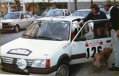 Marie-France Bizzari - Marc Bizzari
30º Tour de Corse - Rallye de France 1986. Peugeot 205 GTi 1.6 (910 WW 2A). Abandonó, desconocemos el motivo y en que especial.

Del 1 al 3 de Mayo, Ajaccio, Córcega, Francia.
Superficie: asfalto.

El Rally tenia un total de 1551.00 km de los que 1122.34 km divididos en 30 tramos eran especiales. (4 de ellos fueron cancelados. SS12 Figarella - Cardo de 15.75 Km, SS18 Corte - Taverna de 26.84 Km, SS19 Moltifao - Speloncato de 38.16 Km y SS20 Corbara - Calenzana de 23.69 Km. Los 3 últimos por el fatal accidente de Henri y Sergio).
Tomaron la salida 122 equipos, finalizaron 31.

En esta edición habí­an 5 tramos de 50 o mas Km cronometrados, SS7 Cozzano - Col de la Serra de 50.84, SS8 Muracciole - Abbazia de 50.00, SS10 Pont d'Altiani - Pont St Laurent de 56.01, SS14 Prunelli - San Pancrazio de 55.67 y SS17 Campe Militaire - Corte de 58.14. Uno de mas de 70 km, SS23 Saint Roch - Suaricchio de 78.19, y otro, el último, SS30 Liamone - Suaricchio de 83.16 Km.

Aquí dejo los kilómetros de cada uno de los 30 tramos del Rally:

1ª ETAPA (01-Mayo-1986)
SS1 Verghia - Pont de la Masina de 38.09 km
SS2 Sainte Marie Sicche - Moca 1 de 23.96 km
SS3 Petreto - Aullene 1 de 20.03 km
SS4 Zerubia - Santa Giulia de 30.60 km
SS5 Sartene - Zonza de 44.23 km
SS6 Aullene - Zicavo de 25.59 km
SS7 Cozzano - Col de la Serra de 50.84 km
SS8 Muracciole - Abbazia de 50.00 km
SS9 Campo al Quarcio - Ponte de Noceta de 33.77 km
SS10 Pont d'Altiani - Pont St Laurent de 56.01 km
SS11 Ponte Rosso - Borgo de 42.29 km

TOTAL ETAPA 415.41 km

2ª ETAPA (02 Mayo-1986)
SS12 Figarella - Cardo (cancelado) de 15.75 km
SS13 Saint Florent - Col de San Stefano de 26.81 km
SS14 Prunelli - San Pancrazio de 55.67 km
SS15 Folelli - Santa Lucia di Moriani de 18.49 km
SS16 Moriani Plage - Orsoni de 20.10 km
SS17 Campe Militaire Corte de 58.14 km
SS18 Corte - Taverna (cancelado) de 26.84 km
SS19 Moltifao - Speloncato (cancelado) de 38.16 km
SS20 Corbara - Calenzana (cancelado) de 23.69 km

TOTAL ETAPA 283.65 km

3ª ETAPA (03-Mayo-1986)
SS21 Norte Dame de la Serra - Pont du Fango de 28.77 km
SS22 Fango - Ota de 48.59 km
SS23 Saint Roch - Suaricchio de 78.19 km
SS24 Tavera - Pont de Mezzana de 30.57 km
SS25 Sainte Marie Sicche - Moca 2 de 23.96 km
SS26 Petreto - Aullene 2 de 20.03 km
SS27 Sorbollano - Santa Giulia de 35.59 km
SS28 Calvese - Agosta Plage de 38.69 km
SS29 Plaine de Peri - Capiglioli de 35.73 km
SS30 Liamone - Suaricchio 83.16 km

TOTAL ETAPA 423.28 km.
SUMANDO LAS TRES ETAPAS, ESTAMOS HABLANDO DE 1122.34 KM CRONOMETRADOS... UNA SALVAJADA...
Palabras clave: Peugeot;GTi;Corse;Corcega;1986