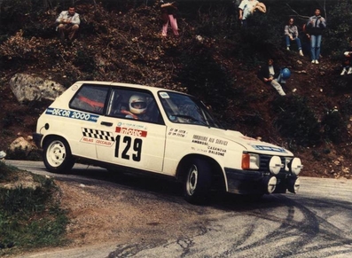Jean-Marc Sechi - Jean-Nicolas Leca
30º Tour de Corse - Rallye de France 1986. Talbot Samba. Abandonó, desconocemos el motivo y en que especial.

Del 1 al 3 de Mayo, Ajaccio, Córcega, Francia.
Superficie: asfalto.

El Rally tenia un total de 1551.00 km de los que 1122.34 km divididos en 30 tramos eran especiales. (4 de ellos fueron cancelados. SS12 Figarella - Cardo de 15.75 Km, SS18 Corte - Taverna de 26.84 Km, SS19 Moltifao - Speloncato de 38.16 Km y SS20 Corbara - Calenzana de 23.69 Km. Los 3 últimos por el fatal accidente de Henri y Sergio).
Tomaron la salida 122 equipos, finalizaron 31.

En esta edición habí­an 5 tramos de 50 o mas Km cronometrados, SS7 Cozzano - Col de la Serra de 50.84, SS8 Muracciole - Abbazia de 50.00, SS10 Pont d'Altiani - Pont St Laurent de 56.01, SS14 Prunelli - San Pancrazio de 55.67 y SS17 Campe Militaire - Corte de 58.14. Uno de mas de 70 km, SS23 Saint Roch - Suaricchio de 78.19, y otro, el último, SS30 Liamone - Suaricchio de 83.16 Km.

Aquí dejo los kilómetros de cada uno de los 30 tramos del Rally:

1ª ETAPA (01-Mayo-1986)
SS1 Verghia - Pont de la Masina de 38.09 km
SS2 Sainte Marie Sicche - Moca 1 de 23.96 km
SS3 Petreto - Aullene 1 de 20.03 km
SS4 Zerubia - Santa Giulia de 30.60 km
SS5 Sartene - Zonza de 44.23 km
SS6 Aullene - Zicavo de 25.59 km
SS7 Cozzano - Col de la Serra de 50.84 km
SS8 Muracciole - Abbazia de 50.00 km
SS9 Campo al Quarcio - Ponte de Noceta de 33.77 km
SS10 Pont d'Altiani - Pont St Laurent de 56.01 km
SS11 Ponte Rosso - Borgo de 42.29 km

TOTAL ETAPA 415.41 km

2ª ETAPA (02 Mayo-1986)
SS12 Figarella - Cardo (cancelado) de 15.75 km
SS13 Saint Florent - Col de San Stefano de 26.81 km
SS14 Prunelli - San Pancrazio de 55.67 km
SS15 Folelli - Santa Lucia di Moriani de 18.49 km
SS16 Moriani Plage - Orsoni de 20.10 km
SS17 Campe Militaire Corte de 58.14 km
SS18 Corte - Taverna (cancelado) de 26.84 km
SS19 Moltifao - Speloncato (cancelado) de 38.16 km
SS20 Corbara - Calenzana (cancelado) de 23.69 km

TOTAL ETAPA 283.65 km

3ª ETAPA (03-Mayo-1986)
SS21 Norte Dame de la Serra - Pont du Fango de 28.77 km
SS22 Fango - Ota de 48.59 km
SS23 Saint Roch - Suaricchio de 78.19 km
SS24 Tavera - Pont de Mezzana de 30.57 km
SS25 Sainte Marie Sicche - Moca 2 de 23.96 km
SS26 Petreto - Aullene 2 de 20.03 km
SS27 Sorbollano - Santa Giulia de 35.59 km
SS28 Calvese - Agosta Plage de 38.69 km
SS29 Plaine de Peri - Capiglioli de 35.73 km
SS30 Liamone - Suaricchio 83.16 km

TOTAL ETAPA 423.28 km.
SUMANDO LAS TRES ETAPAS, ESTAMOS HABLANDO DE 1122.34 KM CRONOMETRADOS... UNA SALVAJADA...

Palabras clave: Talbot;Samba;Corse;Corcega;1986