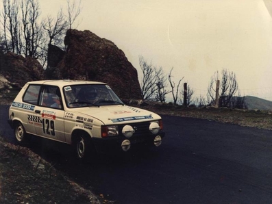 Jean-Marc Sechi - Jean-Nicolas Leca
30º Tour de Corse - Rallye de France 1986. Talbot Samba. Abandonó, desconocemos el motivo y en que especial.

Del 1 al 3 de Mayo, Ajaccio, Córcega, Francia.
Superficie: asfalto.

El Rally tenia un total de 1551.00 km de los que 1122.34 km divididos en 30 tramos eran especiales. (4 de ellos fueron cancelados. SS12 Figarella - Cardo de 15.75 Km, SS18 Corte - Taverna de 26.84 Km, SS19 Moltifao - Speloncato de 38.16 Km y SS20 Corbara - Calenzana de 23.69 Km. Los 3 últimos por el fatal accidente de Henri y Sergio).
Tomaron la salida 122 equipos, finalizaron 31.

En esta edición habí­an 5 tramos de 50 o mas Km cronometrados, SS7 Cozzano - Col de la Serra de 50.84, SS8 Muracciole - Abbazia de 50.00, SS10 Pont d'Altiani - Pont St Laurent de 56.01, SS14 Prunelli - San Pancrazio de 55.67 y SS17 Campe Militaire - Corte de 58.14. Uno de mas de 70 km, SS23 Saint Roch - Suaricchio de 78.19, y otro, el último, SS30 Liamone - Suaricchio de 83.16 Km.

Aquí dejo los kilómetros de cada uno de los 30 tramos del Rally:

1ª ETAPA (01-Mayo-1986)
SS1 Verghia - Pont de la Masina de 38.09 km
SS2 Sainte Marie Sicche - Moca 1 de 23.96 km
SS3 Petreto - Aullene 1 de 20.03 km
SS4 Zerubia - Santa Giulia de 30.60 km
SS5 Sartene - Zonza de 44.23 km
SS6 Aullene - Zicavo de 25.59 km
SS7 Cozzano - Col de la Serra de 50.84 km
SS8 Muracciole - Abbazia de 50.00 km
SS9 Campo al Quarcio - Ponte de Noceta de 33.77 km
SS10 Pont d'Altiani - Pont St Laurent de 56.01 km
SS11 Ponte Rosso - Borgo de 42.29 km

TOTAL ETAPA 415.41 km

2ª ETAPA (02 Mayo-1986)
SS12 Figarella - Cardo (cancelado) de 15.75 km
SS13 Saint Florent - Col de San Stefano de 26.81 km
SS14 Prunelli - San Pancrazio de 55.67 km
SS15 Folelli - Santa Lucia di Moriani de 18.49 km
SS16 Moriani Plage - Orsoni de 20.10 km
SS17 Campe Militaire Corte de 58.14 km
SS18 Corte - Taverna (cancelado) de 26.84 km
SS19 Moltifao - Speloncato (cancelado) de 38.16 km
SS20 Corbara - Calenzana (cancelado) de 23.69 km

TOTAL ETAPA 283.65 km

3ª ETAPA (03-Mayo-1986)
SS21 Norte Dame de la Serra - Pont du Fango de 28.77 km
SS22 Fango - Ota de 48.59 km
SS23 Saint Roch - Suaricchio de 78.19 km
SS24 Tavera - Pont de Mezzana de 30.57 km
SS25 Sainte Marie Sicche - Moca 2 de 23.96 km
SS26 Petreto - Aullene 2 de 20.03 km
SS27 Sorbollano - Santa Giulia de 35.59 km
SS28 Calvese - Agosta Plage de 38.69 km
SS29 Plaine de Peri - Capiglioli de 35.73 km
SS30 Liamone - Suaricchio 83.16 km

TOTAL ETAPA 423.28 km.
SUMANDO LAS TRES ETAPAS, ESTAMOS HABLANDO DE 1122.34 KM CRONOMETRADOS... UNA SALVAJADA...

Palabras clave: Talbot;Samba;Corse;Corcega;1986