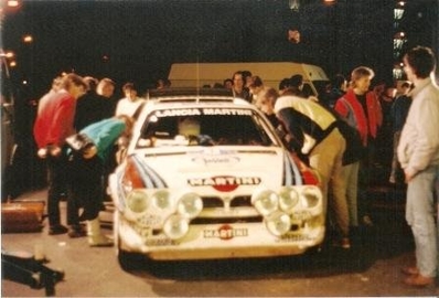 LANCIA DELTA S4.
Asistencia del Equipo Martini Lancia en el 35º Lombard RAC Rally 1986 

Del 16 al 19 de Noviembre, Bath, Inglaterra.
Superficie: Tierra.

El Rally un total de 2537.93 km de los que 515.04 km divididos en 45 tramos eran especiales.

Tomaron la salida 149 equipos, finalizaron 83.@

Foto de Dario Talmelli
@
Palabras clave: Lancia;Delta;S4;Grupo_B;Gran_Bretaña;1986;Asistencias;parque_cerrado;Inglaterra