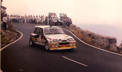 Carlos Sainz Cenamor - Antonio Boto
8º Rally Islas Canarias 1986. Renault 5 Maxiturbo. Abandonò por motor casi al final de este mismo tramo de la foto, La Cuesta de las Tablas, aún asà­ hicieron el mejor tiempo.@
Palabras clave: ;Renault;Maxiturbo;Canarias;1986;grupo_B