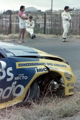 Josep Arqué - Xavier Montañola
8º Rally Islas Canarias 1986. Opel Manta 400. Abandonó por accidente en el tramo Barranco Hondo.

En la foto podemos ver a Josep sentado y a Xavier de pie y brazos cruzados.

Foto de José Manuel Nuez
@
Palabras clave: ;Xavier_Montañola;Opel;Manta;Grupo_B;1986;Personajes