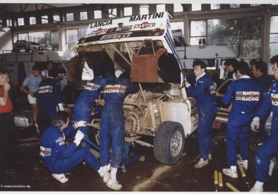 Asistencia Equipo Martini Lancia en el 34º Marlboro Safari Rally Kenya 1986
Lancia Rally 037.

Del 29 de Marzo al 2 de Abril, Nairobi, Kenya, África.
Superficie: tierra.

El Rally tenia un total de 4.190 km con 63 controles horarios.

Tomaron la salida 69 equipos, finalizaron 16.


Foto agradecimientos a Dario Talmelli, mecánico del equipo en esa época, el que esta junto a la puerta del coche.

Palabras clave: Safari;Lancia;Rally;Asistencias;1986;grupo_B