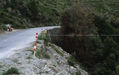 30º Tour de Corse - Rallye de France 1986
Foto del lugar donde el 02-Mayo-1986 sufrieron el fatal accidente Henri Toivonen y Sergio Cresto.
D.E.P. / R.I.P.

Actualmente, por donde se despeñaron con su Lancia Delta S4, existe un pequeño muro de piedra como protección.

En el otro lado de la carretera también existe un monolito donde los aficionados dejan fotos y flores en su recuerdo y respeto.

En memoria y respeto, nunca os olvidaremos
Henri and Sergio FOREVER !!!

D18, Castirla, Francia
Coordenadas del lugar: 42°21'15.0"N 9°08'37.3"E

[url=https://goo.gl/5Z2yGX] Localización del lugar en Google Maps:[/url]
@
Palabras clave: 1986;Corcega;detalles