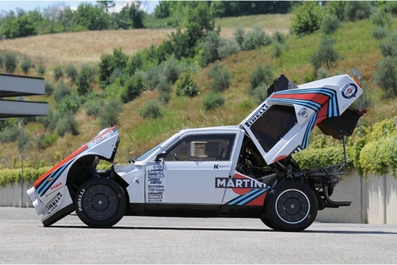 Lancia Delta S4
Ex-Markku Alén

Este Lancia compitió en el año 1986 en el 6º Marlboro Rally Argentina y en el 36º 1000 Lakes Rally.

En Argentina pilotado por Markku Alén - Ilkka Kivimäki, clasificado 2º. 

En Finlandia por Karl-Erik (Kalle) Grundel - Benny Melander, clasificado 6º.
Palabras clave: Lancia;Delta;Grupo_B;1986