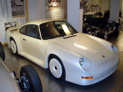 Porsche 959 (Gr.B / Gr.S) 1986-87
Porsche hací­a la presentación de su nuevo Gr.B / Gr.S sobre la base de su conocido Porsche 959, un modelo de tracción integral electrónica y dotado de un motor biturbo de algo más de 400 cv, una cifra suficiente como para convertir al nuevo Porsche Gr.B / Gr.S como el deportivo más rápido del mundo.

El motor era el procedente del Porsche 956 de 700 cv, convenientemente adaptado para la versión de rallyes suministrando valores de 500 cv que podían reducirse hasta 400 en caso necesario para asegurar su fiabilidad en pruebas largas.
Palabras clave: Porsche;Grupo_B;Grupo_S;1986;1987