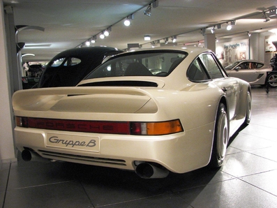Porsche 959 (Gr.B / Gr.S) 1986-87
Porsche hací­a la presentación de su nuevo Gr.B / Gr.S sobre la base de su conocido Porsche 959, un modelo de tracción integral electrónica y dotado de un motor biturbo de algo más de 400 cv, una cifra suficiente como para convertir al nuevo Porsche Gr.B / Gr.S como el deportivo más rápido del mundo.

El motor era el procedente del Porsche 956 de 700 cv, convenientemente adaptado para la versión de rallyes suministrando valores de 500 cv que podían reducirse hasta 400 en caso necesario para asegurar su fiabilidad en pruebas largas.
Palabras clave: Porsche;Grupo_B;Grupo_S;1986;1987