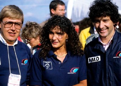 Timo Salonen,Michèle Mouton y Bruno Saby
Año 1986.
Timo,(izquierda) y Bruno,(derecha), eran pilotos Oficiales de Peugeot Talbot Sport para el Mundial de Rallyes.Michèle Mouton,(centro), solo participò en el 54º Rallye Monte-Carlo y en el 30º Tour de Corse. Ese añoMichèle participò en el Campeonato de Alemania consiguiendo el tà­tulo para Peugeot.@
Palabras clave: Michele_Mouton;Timo_Salonen;Bruno_Saby;1986;personajes