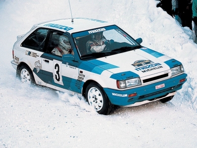 Timo Salonen - Seppo Harjanne
37º Internacional Suecia Rally 1987. Mazda 323 4WD (GJJ-044). Clasificado 1º.

Del 13 al 14 de Febrero, Karlstad, Suecia.
Superficie: nieve - hielo.

El Rally tenia un total de 1176.05 Km de los que 408.15 km divididos en 27 tramos eran especiales (uno de ellos fue cancelado SS21 Vassjön de 5.70 km)

Se inscribieron 147 equipos, tomaron la salida 147, finalizaron 82.@
Palabras clave: Timo_Salonen;Mazda;4WD;Suecia;1987;Nieve