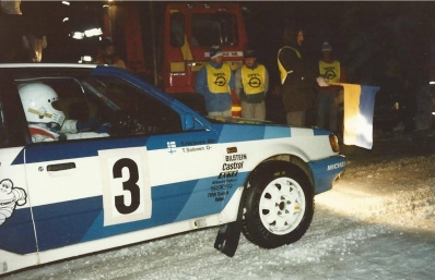 Timo Salonen - Seppo Harjanne
37º Internacional Suecia Rally 1987. Mazda 323 4WD (GJJ-044). Clasificado 1º.
Mazda Rally Team Europe

Del 13 al 14 de Febrero, Karlstad, Suecia.
Superficie: nieve - hielo.

El Rally tenia un total de 1176.05 Km de los que 408.15 km divididos en 27 tramos eran especiales (uno de ellos fue cancelado SS21 Vassjön de 5.70 km)

Se inscribieron 147 equipos, tomaron la salida 147, finalizaron 82.@
Palabras clave: Mazda;4WD;Suecia;1987;Nieve