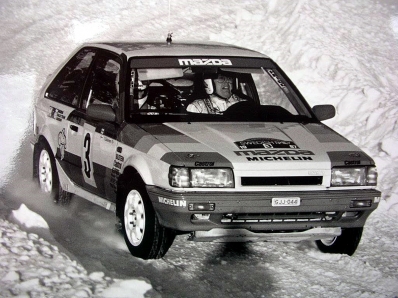 Timo Salonen - Seppo Harjanne
37º Internacional Suecia Rally 1987. Mazda 323 4WD (GJJ-044). Clasificado 1º.
Mazda Rally Team Europe

Del 13 al 14 de Febrero, Karlstad, Suecia.
Superficie: nieve - hielo.

El Rally tenia un total de 1176.05 Km de los que 408.15 km divididos en 27 tramos eran especiales (uno de ellos fue cancelado SS21 Vassjön de 5.70 km)

Se inscribieron 147 equipos, tomaron la salida 147, finalizaron 82.@
Palabras clave: Mazda;4WD;Suecia;1987;Nieve