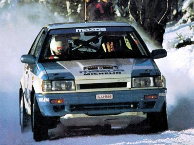 Timo Salonen - Seppo Harjanne
37º Internacional Suecia Rally 1987. Mazda 323 4WD (GJJ-044). Clasificado 1º.
Mazda Rally Team Europe

Del 13 al 14 de Febrero, Karlstad, Suecia.
Superficie: nieve - hielo.

El Rally tenia un total de 1176.05 Km de los que 408.15 km divididos en 27 tramos eran especiales (uno de ellos fue cancelado SS21 Vassjön de 5.70 km)

Se inscribieron 147 equipos, tomaron la salida 147, finalizaron 82.@
Palabras clave: Mazda;4WD;Suecia;1987;Nieve