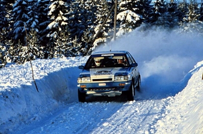 Timo Salonen - Seppo Harjanne
37º Internacional Suecia Rally 1987. Mazda 323 4WD (GJJ-044). Clasificado 1º.
Mazda Rally Team Europe

Del 13 al 14 de Febrero, Karlstad, Suecia.
Superficie: nieve - hielo.

El Rally tenia un total de 1176.05 Km de los que 408.15 km divididos en 27 tramos eran especiales (uno de ellos fue cancelado SS21 Vassjön de 5.70 km)

Se inscribieron 147 equipos, tomaron la salida 147, finalizaron 82.@
Palabras clave: Mazda;4WD;Suecia;1987;Nieve