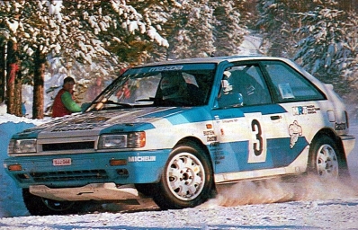 Timo Salonen - Seppo Harjanne
37º Internacional Suecia Rally 1987. Mazda 323 4WD (GJJ-044). Clasificado 1º.
Mazda Rally Team Europe

Del 13 al 14 de Febrero, Karlstad, Suecia.
Superficie: nieve - hielo.

El Rally tenia un total de 1176.05 Km de los que 408.15 km divididos en 27 tramos eran especiales (uno de ellos fue cancelado SS21 Vassjön de 5.70 km)

Se inscribieron 147 equipos, tomaron la salida 147, finalizaron 82.@
Palabras clave: Mazda;4WD;Suecia;1987;Nieve