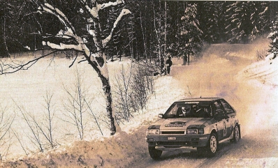 Timo Salonen - Seppo Harjanne
37º Internacional Suecia Rally 1987. Mazda 323 4WD (GJJ-044). Clasificado 1º.
Mazda Rally Team Europe

Del 13 al 14 de Febrero, Karlstad, Suecia.
Superficie: nieve - hielo.

El Rally tenia un total de 1176.05 Km de los que 408.15 km divididos en 27 tramos eran especiales (uno de ellos fue cancelado SS21 Vassjön de 5.70 km)

Se inscribieron 147 equipos, tomaron la salida 147, finalizaron 82.@
Palabras clave: Mazda;4WD;Suecia;1987;Nieve