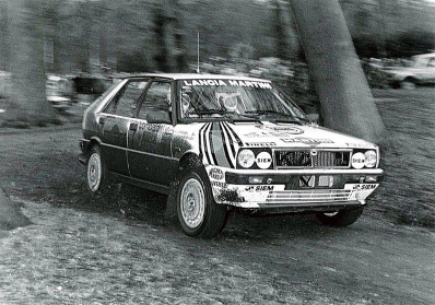Juha Kankkunen - Juha Piironen
36º Lombard RAC Rally 1987. Lancia Delta HF 4WD (TO 82978F). Clasificado 1º.

Del 22 al 25 de Noviembre, Chester, Inglaterra.
Superficie: tierra.
El Rally tenia un total de 2623.92 Km de los que 513.29 Km divididos en 48 tramos eran especiales, (uno de ellos fue cancelado SS22 Hafren Forest 3 de 19.42 Km).
Se inscribieron 176 equipos, tomaron la salida 165, finalizaron 83.@
Palabras clave: ;Lancia;Delta;Gran_Bretaña;1987;RAC_Rally;Lombard;Inglaterra