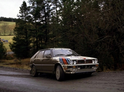 Juha Kankkunen - Juha Piironen
36º Lombard RAC Rally 1987. Lancia Delta HF 4WD (TO 82978F). Clasificado 1º.

Del 22 al 25 de Noviembre, Chester, Inglaterra.
Superficie: tierra.
El Rally tenia un total de 2623.92 Km de los que 513.29 Km divididos en 48 tramos eran especiales, (uno de ellos fue cancelado SS22 Hafren Forest 3 de 19.42 Km).
Se inscribieron 176 equipos, tomaron la salida 165, finalizaron 83.@
Palabras clave: ;Lancia;Delta;Gran_Bretaña;1987;RAC_Rally;Lombard;Inglaterra