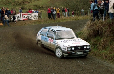 Kenneth Eriksson - Peter Diekmann
17º AWA Clarion Rally de Nueva Zelanda 1987. Volkswagen Golf GTi 16V (NF9065). Clasificado 2º.
Volkswagen Motorsport

Del 11 al 14 de Julio, Auckland .
Superficie: tierra.

El Rally tenia un total de 2038.60 de los que 590.34 Km divididos en 36 tramos eran especiales.

Se inscribieron 58 equipos, tomaron la salida 51, finalizaron 16.@
Palabras clave: Volkswagen;Golf;GTi;1987;Nueva_Zelanda