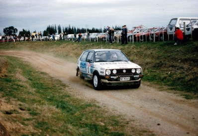 Kenneth Eriksson - Peter Diekmann
17º AWA Clarion Rally de Nueva Zelanda 1987. Volkswagen Golf GTi 16V (NF9065). Clasificado 2º.
Volkswagen Motorsport

Del 11 al 14 de Julio, Auckland .
Superficie: tierra.

El Rally tenia un total de 2038.60 de los que 590.34 Km divididos en 36 tramos eran especiales.

Se inscribieron 58 equipos, tomaron la salida 51, finalizaron 16.@
Palabras clave: Volkswagen;Golf;GTi;1987;Nueva_Zelanda