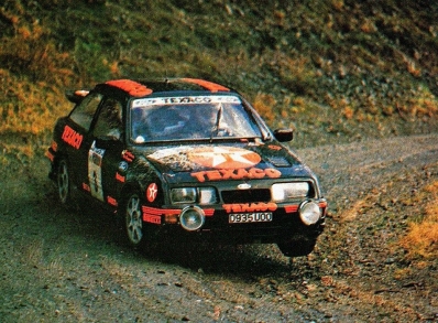 Stig Blomqvist - Bruno Berglund
36º Lombard RAC Rally 1987. Ford Sierra RS Cosworth (D935 UOO). Clasificado 2º.

Del 22 al 25 de Noviembre, Chester, Inglaterra.
Superficie: tierra.
El Rally tenia un total de 2623.92 Km de los que 513.29 Km divididos en 48 tramos eran especiales, (uno de ellos fue cancelado SS22 Hafren Forest 3 de 19.42 Km).
Se inscribieron 176 equipos, tomaron la salida 165, finalizaron 83.@
Palabras clave: Stig_Blomqvist;Ford;Sierra;Cosworth;Gran_Bretaña;1987;RAC_Rally;Lombard;Inglaterra