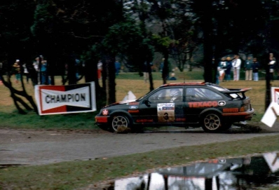Stig Blomqvist - Bruno Berglund
36º Lombard RAC Rally 1987. Ford Sierra RS Cosworth (D935 UOO). Clasificado 2º.

Del 22 al 25 de Noviembre, Chester, Inglaterra.
Superficie: tierra.
El Rally tenia un total de 2623.92 Km de los que 513.29 Km divididos en 48 tramos eran especiales, (uno de ellos fue cancelado SS22 Hafren Forest 3 de 19.42 Km).
Se inscribieron 176 equipos, tomaron la salida 165, finalizaron 83.@
Palabras clave: Stig_Blomqvist;Ford;Sierra;Cosworth;Gran_Bretaña;1987;RAC_Rally;Lombard;Inglaterra