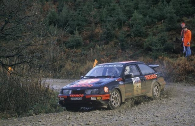 Stig Blomqvist - Bruno Berglund
36º Lombard RAC Rally 1987. Ford Sierra RS Cosworth (D935 UOO). Clasificado 2º.

Del 22 al 25 de Noviembre, Chester, Inglaterra.
Superficie: tierra.
El Rally tenia un total de 2623.92 Km de los que 513.29 Km divididos en 48 tramos eran especiales, (uno de ellos fue cancelado SS22 Hafren Forest 3 de 19.42 Km).
Se inscribieron 176 equipos, tomaron la salida 165, finalizaron 83.@
Palabras clave: Stig_Blomqvist;Ford;Sierra;Cosworth;Gran_Bretaña;1987;RAC_Rally;Lombard;Inglaterra