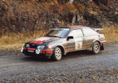 Stig Blomqvist - Bruno Berglund
36º Lombard RAC Rally 1987. Ford Sierra RS Cosworth (D935 UOO). Clasificado 2º.

Del 22 al 25 de Noviembre, Chester, Inglaterra.
Superficie: tierra.

El Rally tenia un total de 2623.92 Km de los que 513.29 Km divididos en 48 tramos eran especiales, (uno de ellos fue cancelado SS22 Hafren Forest 3 de 19.42 Km).

Se inscribieron 176 equipos, tomaron la salida 165, finalizaron 83.@
Palabras clave: Stig_Blomqvist;Ford;Sierra;Cosworth;Gran_Bretaña;1987;RAC_Rally;Lombard;Inglaterra