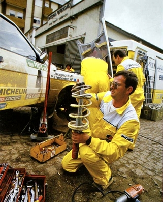Asistencia del Equipo Renault Sport Elf en el 21º Rallye de Portugal Vinho do Porto 1987
En el Renault 11 Turbo (8416 YD 91) de Jean Ragnotti - Pierre Thimonier, clasificado 2º.

Del 11 al 14 de Marzo, Estoril, Cascais, Lisboa, Portugal.
Superficie: asfalto - tierra.

El Rally tenia un total de 2,088.23 Km de los que 603.50 Km divididos en 37 tramos, eran especiales.

Tomaron la salida 94 equipos, finalizaron 36.@
Palabras clave: ;Renault;Turbo;Portugal;1987;Asistencias