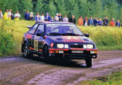 Stig Blomqvist - Bruno Berglund
37º 1000 Lakes Rally 1987. Ford Sierra RS Cosworth (D935 UOO). Clasificado 3º.

Del 27 al 30 de Agosto, Jyväskylä, Finlandia.
Superficie: tierra.

El Rally tenia un total de 1691.45 km de los que 504.29 km divididos en 52 tramos eran especiales (uno de ellos fue cancelado SS49 Arvaja 2 de 9.83 km).

Se inscribieron 170 equipos, tomaron la salida 165, finalizaron 66.@
Palabras clave: Stig_Blomqvist;Ford;Sierra;Cosworth;Finlandia;1987