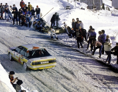 Walter Röhrl - Christian Geistdörfer
55º Rallye Automobile de Monte-Carlo 1987. Audi 200 Quattro (IN-YV 67). Clasificado 3º.

Del 17 al 22 de Enero, Monte-Carlo.
Superficie: asfalto - nieve.

El Rally tenia un total de 3162.00 km de los que 593.45 km divididos en 26 tramos eran especiales, (1 de ellos fue cancelado SS3 Les Egats - St. Luce de 13.50 Km).

Se inscribieron 163 equipos, tomaron la salida 160, finalizaron 93.@
Palabras clave: Walter_Röhrl;Audi;Quattro;Montecarlo;1987;nieve