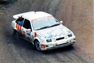 Jimmy McRae - Ian Grindrod
36º Lombard RAC Rally 1987. Ford Sierra RS Cosworth (D418 SVW). Clasificado 3º.

Del 22 al 25 de Noviembre, Chester, Inglaterra.
Superficie: tierra.
El Rally tenia un total de 2623.92 Km de los que 513.29 Km divididos en 48 tramos eran especiales, (uno de ellos fue cancelado SS22 Hafren Forest 3 de 19.42 Km).
Se inscribieron 176 equipos, tomaron la salida 165, finalizaron 83.@
Palabras clave: Jimmy_McRae;Ford;Sierra;Cosworth;Gran_Bretaña;1987;RAC_Rally;Lombard;Inglaterra